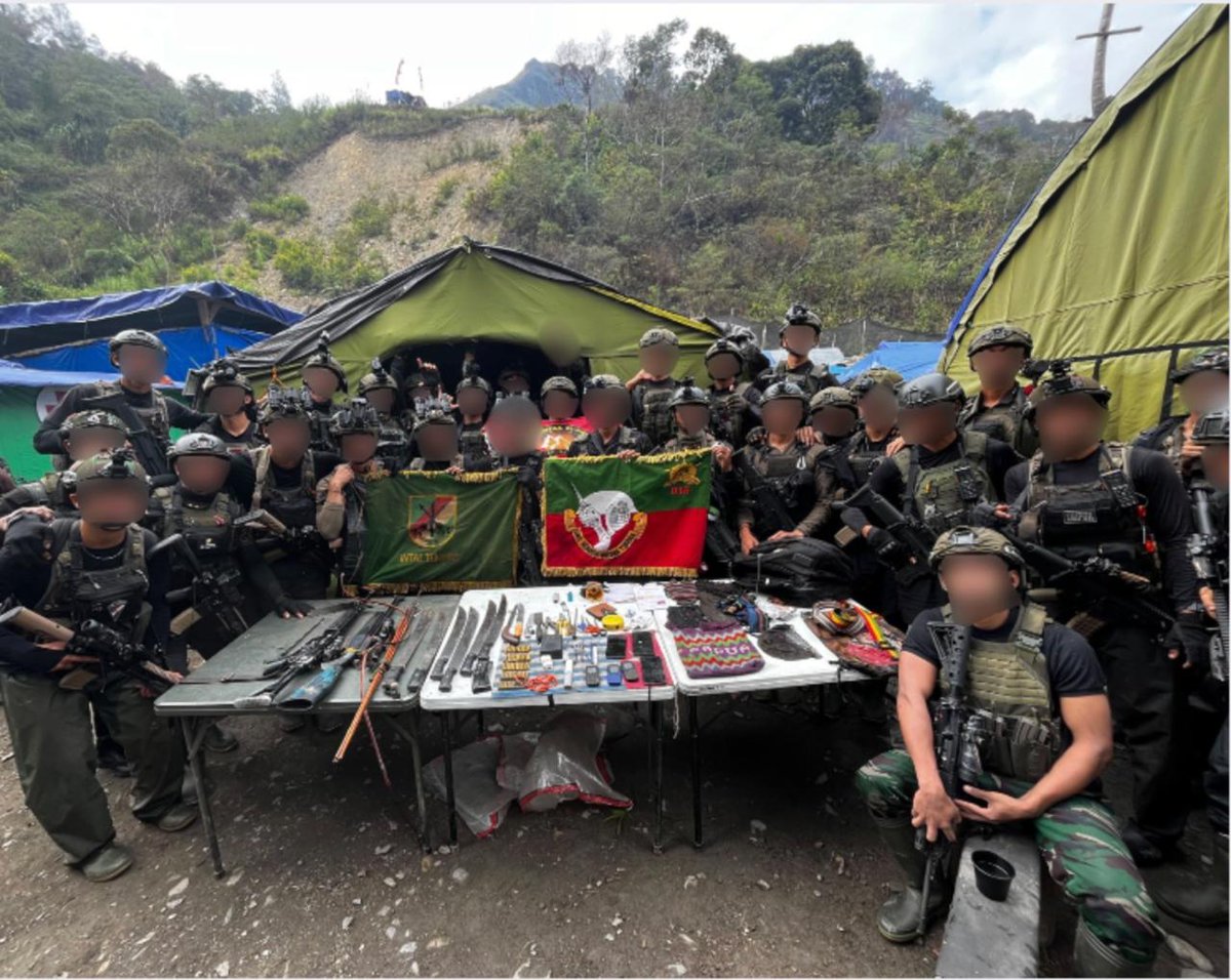 Puspen_TNI's tweet photo. Satgas Koops TNI Habema melalui personel Yonif 315/Garuda bersama Tim Taipur melaksanakan pengamanan wilayah di Kampung Done Balogo, Papua Tengah, Jumat (25/9/2026). Kegiatan tersebut dilakukan setelah diperoleh informasi mengenai keberadaan kelompok bersenjata OPM Kodap VIII/Intan Jaya pimpinan Daniel Aibon Kogoya.

Dalam proses pengamanan, terjadi kontak senjata antara personel Satgas Koops TNI Habema dan kelompok bersenjata. Berdasarkan laporan sementara, empat anggota kelompok tersebut meninggal dunia. Personel juga mengamankan satu pucuk SS2 V1, satu senjata api laras panjang, 50 butir munisi kaliber 5,56 mm, satu magazen SS2 V1, alat komunikasi, telepon seluler, dan perlengkapan lainnya.

#tniprima
#tniprofesional
#indonesiaemas2045