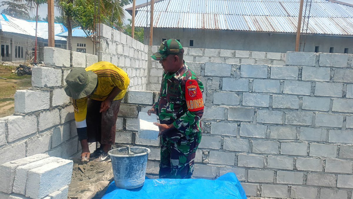 M1513sbb's tweet photo. Babinsa Tuniwara Bantu Warga Susun Batako untuk Pembangunan Rumah. 

Baca selengkapnya👇
https://t.co/1vHUEanUj5 https://t.co/90ihLiYumv
