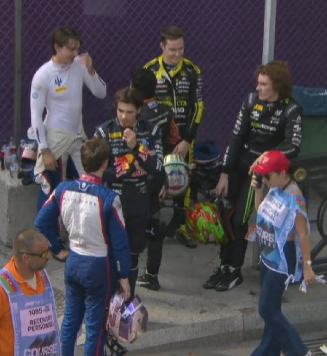 TinoCLeclerc's tweet photo. 6 PILOTOS hablando afuera de pista después de abandonar en la misma curva 😭😭 gracias por tanto Fórmula 2 https://t.co/dbA2tDZIrh