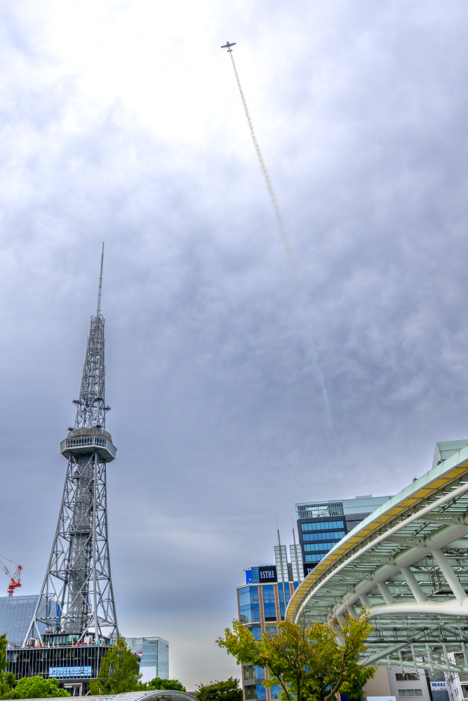 lexus_airracing's tweet photo. 明後日9/27(日)13:40頃、名古屋の空をぜひ見上げてみてください。
「第20回アジア競技大会（2026/愛知・名古屋）」に集うアスリートへ向けたエールフライトのご案内です。

​▶9月26日(土) 17:30頃〜
　【室屋義秀選手 トークショー】
　場所：チャンピオンズロード＆ステージ
　※フライトはございませんが、ステージは変わらず開催予定です。

​▶9月27日(日) 13:40頃〜
　【エールフライト＆フライバイ】
　場所：久屋大通公園上空（中部電力 MIRAI TOWER 〜三蔵通 周辺
　※久屋大通公園内からご覧いただけます。
　※チャンピオンズロード＆ステージでは室屋選手の紹介映像と一緒にフライトをお楽しみいただけます。
　※天候等の影響により、27日(日)に実施予定となりました。
​MIRAI TOWER北側の「LEXUS PATHFINDER AIR RACING 紹介ブース」と合わせてぜひお楽しみください。
​※天候条件等によってフライトが変更・中止となる場合がございます。
　こちらの公式Xにて、最新の情報をご案内いたします。
​(c)Taro IMAHARA TIPP
​#LEXUSPATHFINDERAIRRACING #LEXUS #室屋義秀 #アジア大会