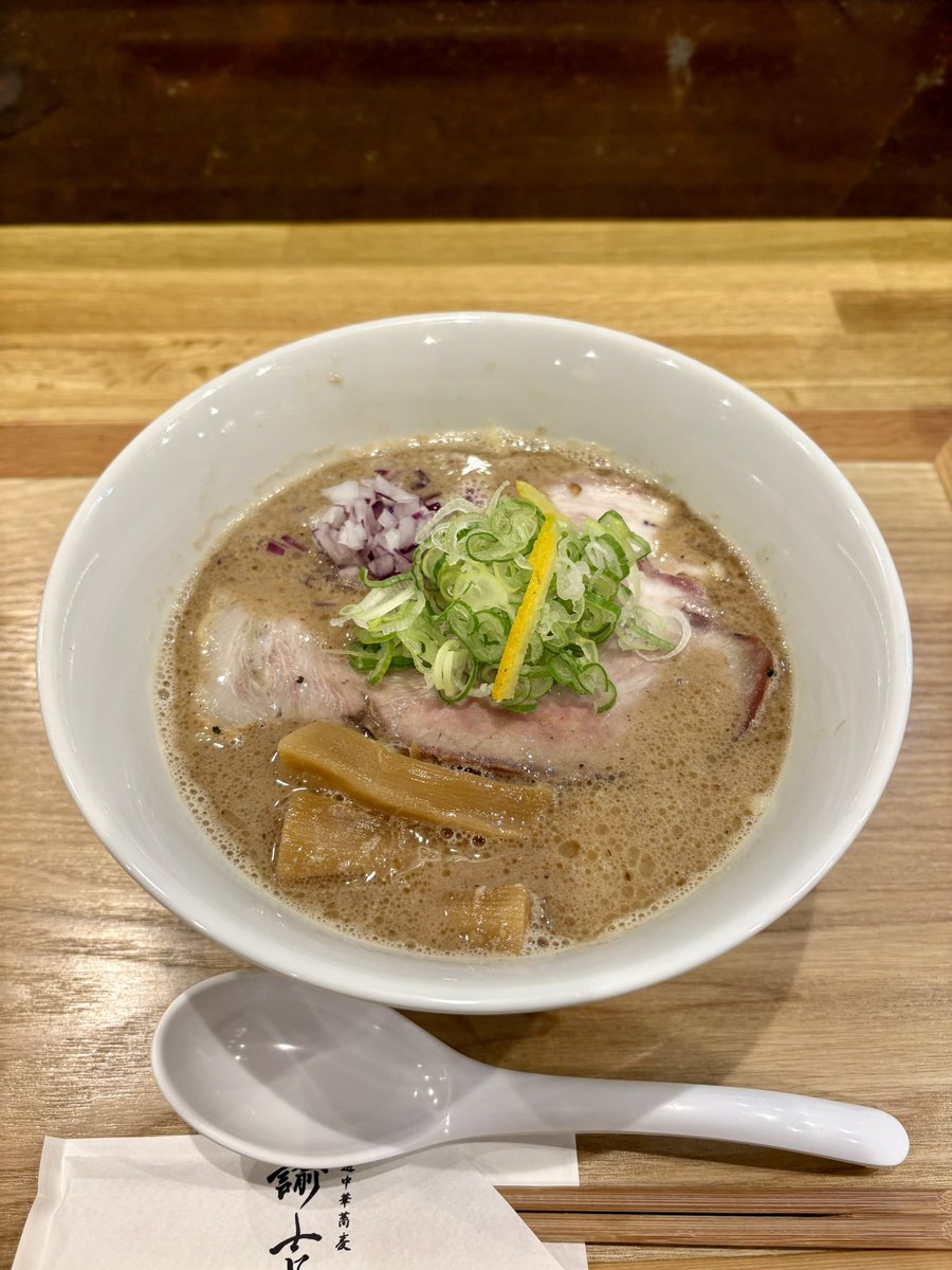 summ9982's tweet photo. 水戸市『特選中華蕎麦諭吉』の濃厚中華蕎麦、塩！！

未食のレギュラー制覇に向けて✨

鰹出汁が効いた濃厚魚介豚骨スープ😗
中太の平打ち麺うまー‼️
この麺好きすぎる💞
昆布水、担々麺と同じ麺だそうな🤔
昆布水もいい麺だと思ったけど温かい方がどストライク🎳👏

お心遣いありがとうございました🙏 https://t.co/SBr2N7CTrv