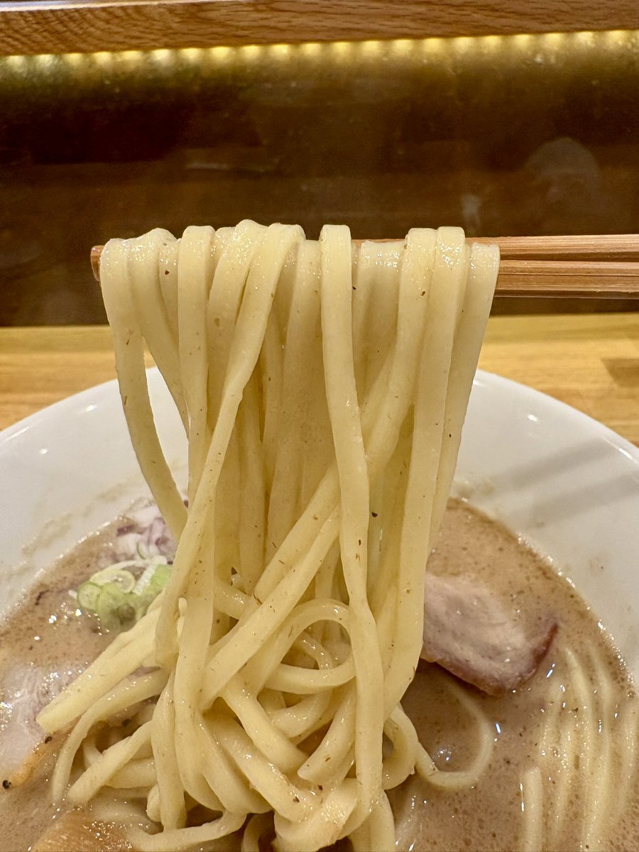 summ9982's tweet photo. 水戸市『特選中華蕎麦諭吉』の濃厚中華蕎麦、塩！！

未食のレギュラー制覇に向けて✨

鰹出汁が効いた濃厚魚介豚骨スープ😗
中太の平打ち麺うまー‼️
この麺好きすぎる💞
昆布水、担々麺と同じ麺だそうな🤔
昆布水もいい麺だと思ったけど温かい方がどストライク🎳👏

お心遣いありがとうございました🙏 https://t.co/SBr2N7CTrv