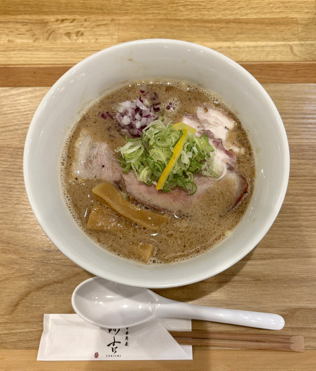 summ9982's tweet photo. 水戸市『特選中華蕎麦諭吉』の濃厚中華蕎麦、塩！！

未食のレギュラー制覇に向けて✨

鰹出汁が効いた濃厚魚介豚骨スープ😗
中太の平打ち麺うまー‼️
この麺好きすぎる💞
昆布水、担々麺と同じ麺だそうな🤔
昆布水もいい麺だと思ったけど温かい方がどストライク🎳👏

お心遣いありがとうございました🙏 https://t.co/SBr2N7CTrv