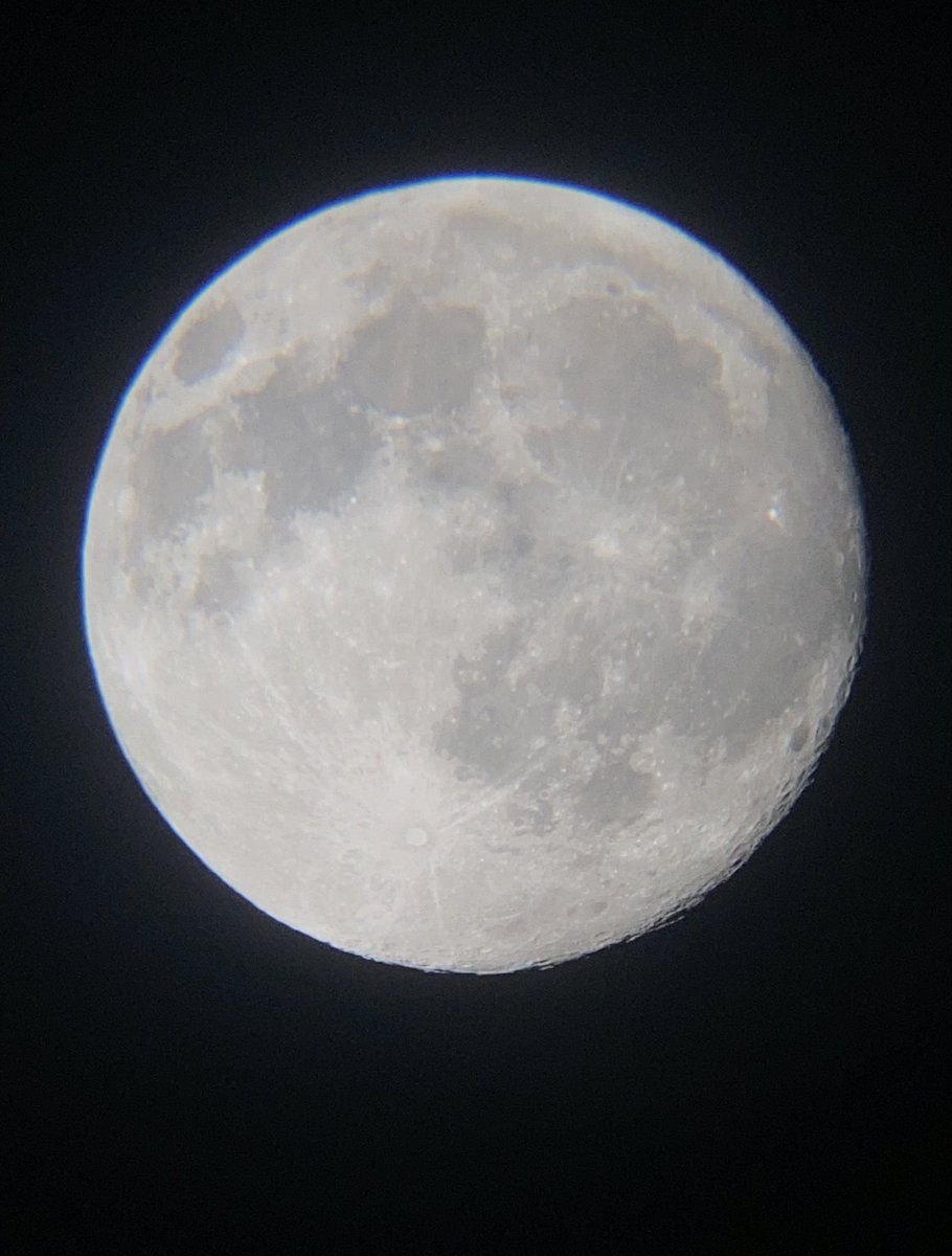 Akuru_____'s tweet photo. 中秋の名月らしいから望遠鏡で撮ってみた📷
綺麗〜〜〜🐰🌕 https://t.co/DTTQNpUzMl