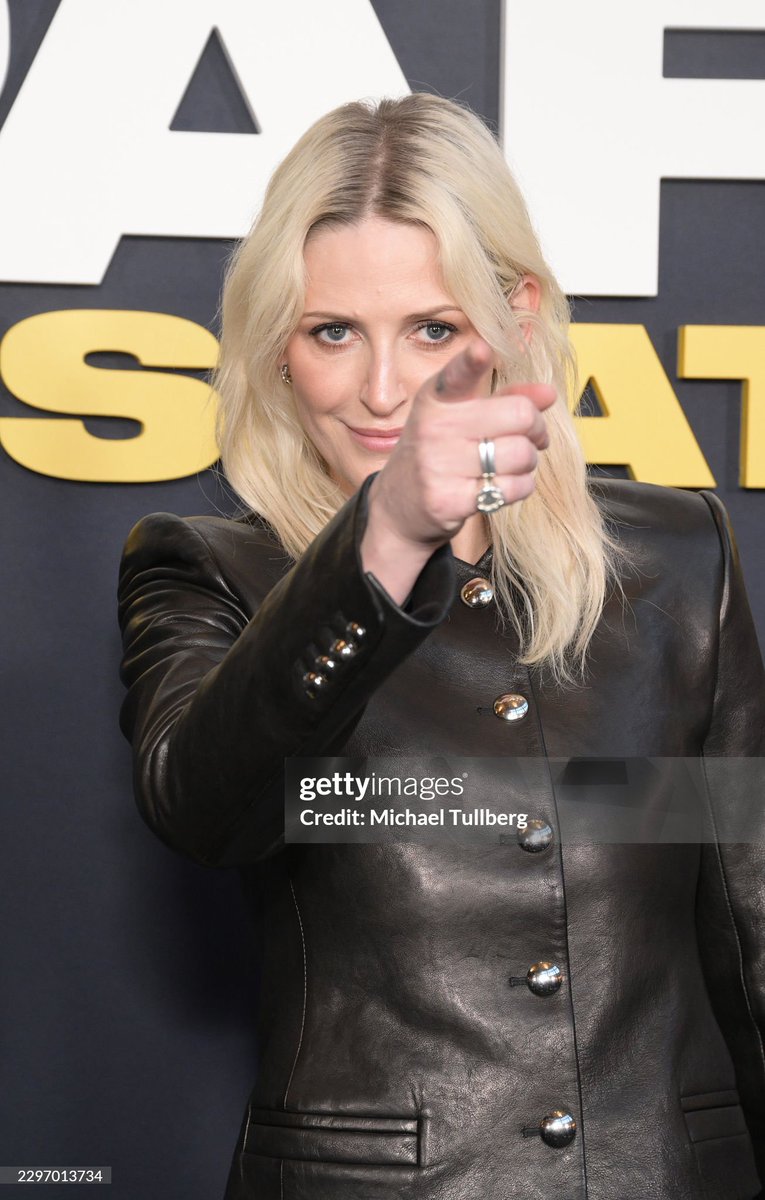 EmptinessChaos's tweet photo. two lesbians pointing at each other
 🫵 https://t.co/gjxznKwDqV