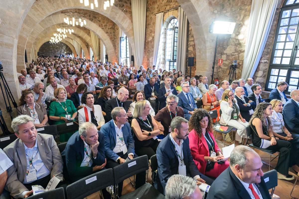 RECAMDER's tweet photo. ✅El medio rural español debate en el #iiforodedesarrollorural en Sigüenza. Más de 900 personas reclamando medidas y soluciones que garanticen su futuro, entre ellas, leyes y fiscalidad adaptada a la realidad de los pequeños municipios. 
ℹ️ https://t.co/Q5fhSqtb6I
#recamder https://t.co/3eY7QDFnTO