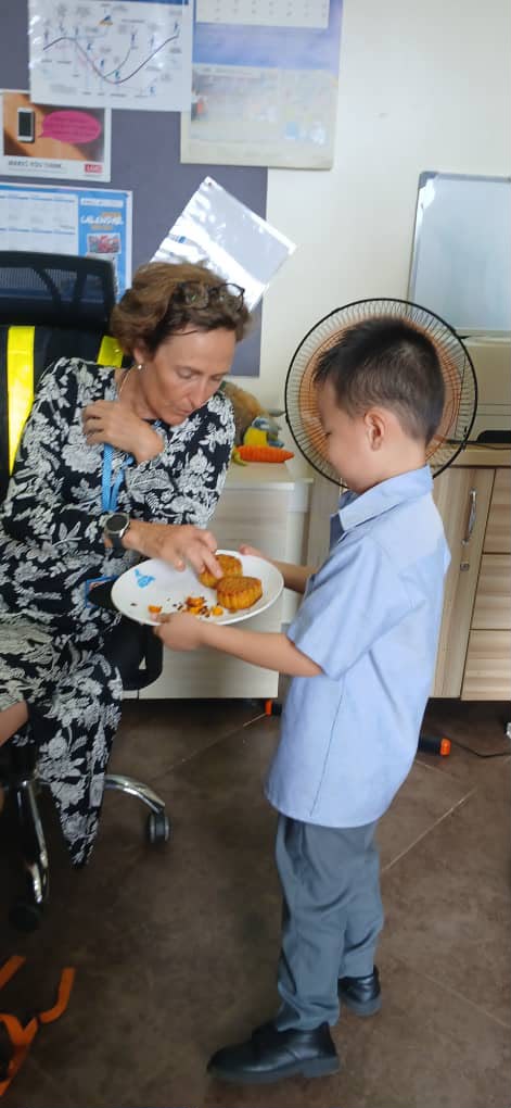 KabojjaSchool's tweet photo. Celebrating Mid-Autumn Festival at KIS. Our EY &amp; IB KG learners explored the legend of Chang'e, admired lanterns &amp; shared mooncakes. Symbols of wholeness &amp; togetherness.   

Proud to nurture global citizens who embrace cultures beyond their own. 
#ProudToBeKIS #MidAutumnFestival https://t.co/uRK0Ksrdgs