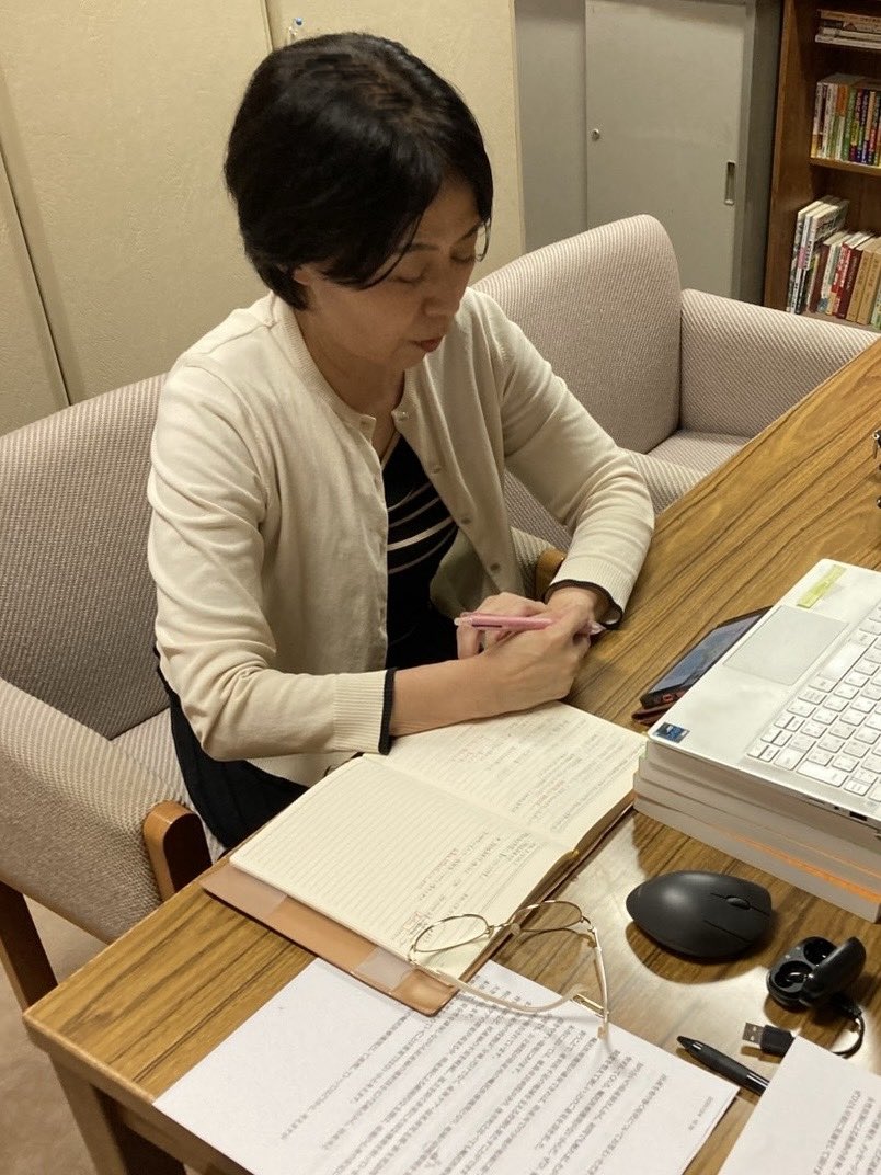 fmayumisan's tweet photo. 今朝は徳島市国府町・上鮎喰橋の交差点からご挨拶。
朝晩は涼しくなり、空もすっかり秋めいてきました。

今日は連休中にいただいた市民相談を担当課へ要望。
またオンラインで、全国の産後ケア施設の検索・予約など、利用者・施設・自治体をつなぐサービスを展開する企業の方々と意見交換を行いました。

産後ケアを必要とする方が、より利用しやすい仕組みづくりについて貴重なお話を伺いました。今後の施策に生かしてまいります。

#徳島市 #徳島市議会議員 #藤田まゆみ #産後ケア