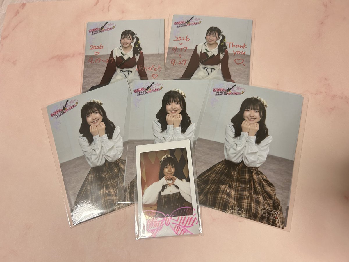 mina_coco_mama2's tweet photo. 遅くなりましたが…
#お嬢様はバンドがやりたい 
A班 7公演目にてGETした
プロマイド＆チェキです💛

私のおじょばんは、これにて終了😭

千秋楽まで、あと2公演…
全力で楽しんで頑張ってください！

ALT…✍️
(キャストの皆さんへ書きました！part1
見てもらえたら嬉しいです🥹) https://t.co/0CSh66BNjs