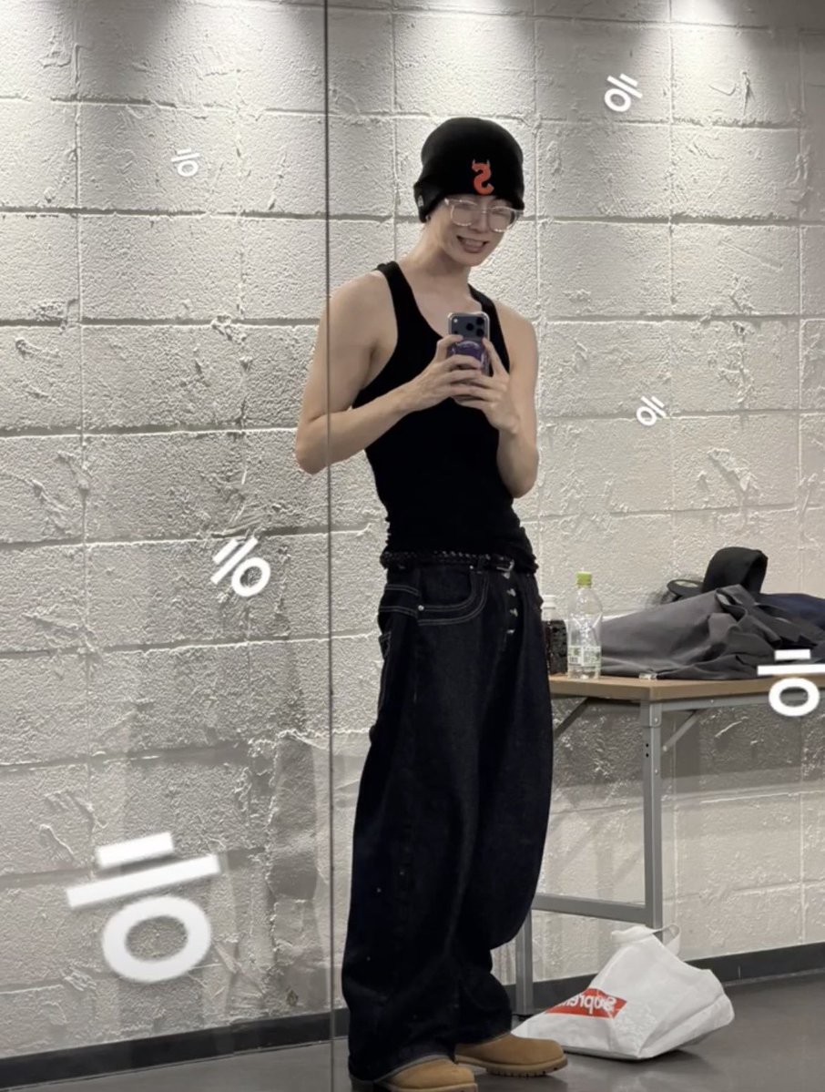xnglowe's tweet photo. Whole house e-boying https://t.co/Eyq56OhWXK