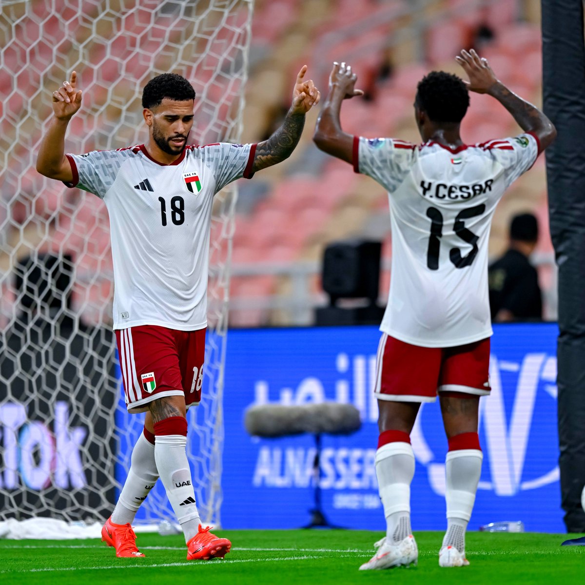 ralfalasi's tweet photo. اللاعب المجنس في دورينا ليس مجرد "رقم عابر" يبحث عن المال.. والشهره هؤلاء أصبحوا جزءاً من نسيج مجتمعنا! 🇦🇪
​عاشوا بيننا لسنوات طويلة، ورُزقوا بأبناء كبروا ودرسوا على أرض الإمارات، أرض الأحلام. شفناهُم يحتفلون بيومنا الوطني بالزي الإماراتي بكل فخر، والأهم من ذلك: في وقت الشدايد ايام كورونا والاعتداءات الإيرانية الآثمة، لم يغادروا بل صمدوا معنا، وسخّروا حساباتهم للدفاع عن بلادنا بكل شجاعة ومحبة.
​هؤلاء يمتلكون مواهب رياضية استثنائية يجب استغلالها لدعم المنتخب بدلاً من إهدارها، ومنحهم شرف تمثيل الوطن هو استثمار ذكي. ⚽🔥

نحبهم ونفتخر بهم وسعداء بتواجدهم في صفوف الأبيض ❤️ 

​رسالة أخوية للإعلام الخليجي: نحترم آراءكم، لكن نتمنى منكم تقدير تجربتنا وعدم الإساءة تلميحاً أو تصريحاً. 
ما يجمع شعوبنا في الخليج العربي أسمى وأرقى من أن تعكره اختلافات رياضية! 🤝 

وبإذن الله تعالى لقب #خليجي٢٧ 
إماراتي 🇦🇪 

راشد الفلاسي