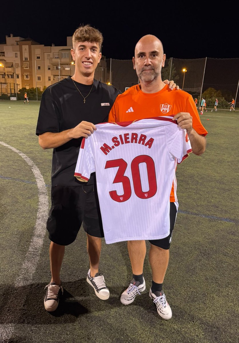 CFReinoGranada's tweet photo. Una visita muy especial.

Nuestro ex-jugador Miguel Sierra, actual jugador del Sevilla FC, nos trajo un obsequio en el entrenamiento de anoche. https://t.co/k4nJlEajjV