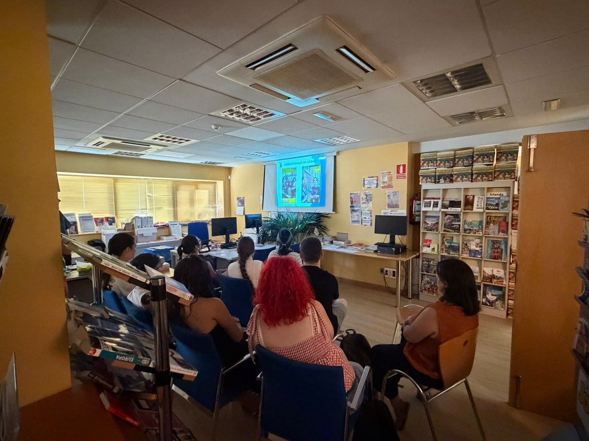 getafejoven's tweet photo. Hoy recibimos en el #SIAJ al alumnado del Curso de Animación Sociocultural de #IESAlarnes para conocer cómo trabajamos la información juvenil, las asesorías, las redes de corresponsales, nuestros canales @getafejoven y descubrir los servicios de la Delegación de Juventud. https://t.co/CsiokJ1c4K