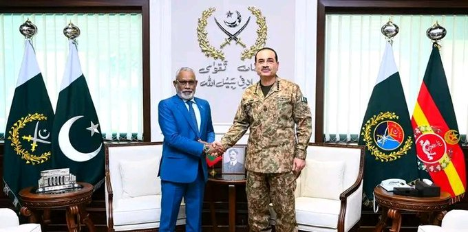 UrhanJaved's tweet photo. FMAsim Munir received H.E. Abdul Raheem Abdullah, Speaker of the Maldives Parliament, at GHQ. Discussions focused on regional security and expanding bilateral cooperation to further strengthen brotherly relations between Pakistan and Maldives. 🇵🇰🇲🇻 #Pakistan #Maldives https://t.co/n2iiZ3Y1da