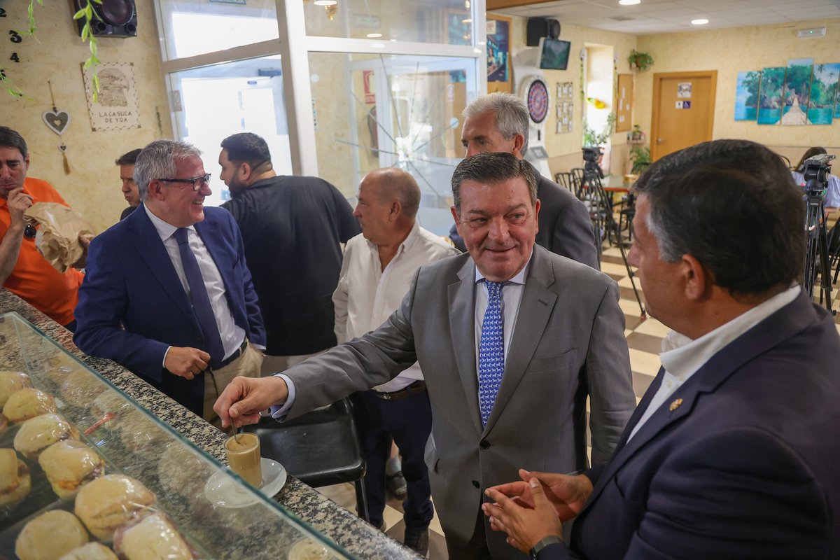 jcyl's tweet photo. ☕1.086 bares y centros de ocio se beneficiarán de las ayudas de 3.000 € de @jcyl 

➡️Un 16,4 % más de beneficiarios que el año anterior
➡️A partir de 2027, se sumarán otros 3.000 € para locales con productos básicos de alimentación, higiene y limpieza

https://t.co/24JGULNfMs https://t.co/PGn5UbYPgh