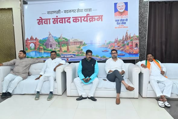 danishazadbjp's tweet photo. #ललितपुर
आज प्रभार जनपद ललितपुर में सेवा संकल्प अभियान के तहत वाराणसी से गुजरात के वडनगर की यात्रा पर निकले सेवा यात्रियों से माननीय प्रधानमंत्री श्री @narendramodi जी ने वीडियो कॉन्फ्रेंसिंग के माध्यम से संवाद किया।
इस अवसर पर सेवा यात्रियों के साथ उपस्थित रहकर आदरणीय प्रधानमंत्री जी के प्रेरणादायी संवाद को सुना।
सेवा, समर्पण और राष्ट्रभक्ति की भावना से आगे बढ़ रहे इन सेवा यात्रियों का संकल्प निश्चित रूप से युवाओं को जनसेवा एवं राष्ट्रसेवा के लिए प्रेरित करेगा।
इस अवसर पर प्रदेश उपाध्यक्ष भाजपा श्री देवेश कोरी जी, क्षेत्रीय अध्यक्ष भाजपा श्री रामकिशोर साहू जी, माननीय विधायक श्री रामरतन कुशवाहा जी, जिला पंचायत अध्यक्ष श्री कैलाश निरंजन जी, जिलाध्यक्ष भाजपा श्री हरिश्चन्द्र रावत जी सहित संगठन के पदाधिकारीगण एवं कार्यकर्ताओं की उपस्थिति रही।
@myogiadityanath @PMOIndia @AmitShah @NitinNabin @mppchaudhary @idharampalsingh @BJP4India @BJP4UP