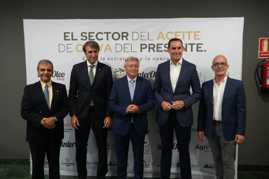 qcom_es's tweet photo. 📊 Ayer Interóleo celebró una jornada en Jaén sobre el impacto de la #geopolítica en el mercado mundial del aceite de oliva. Participaron expertos en comercio internacional, aranceles y rutas marítimas..
🔗 https://t.co/CIuu649dCy
#AceiteDeOliva #Interóleo #Jornada #Mercados https://t.co/vedUtYuep9