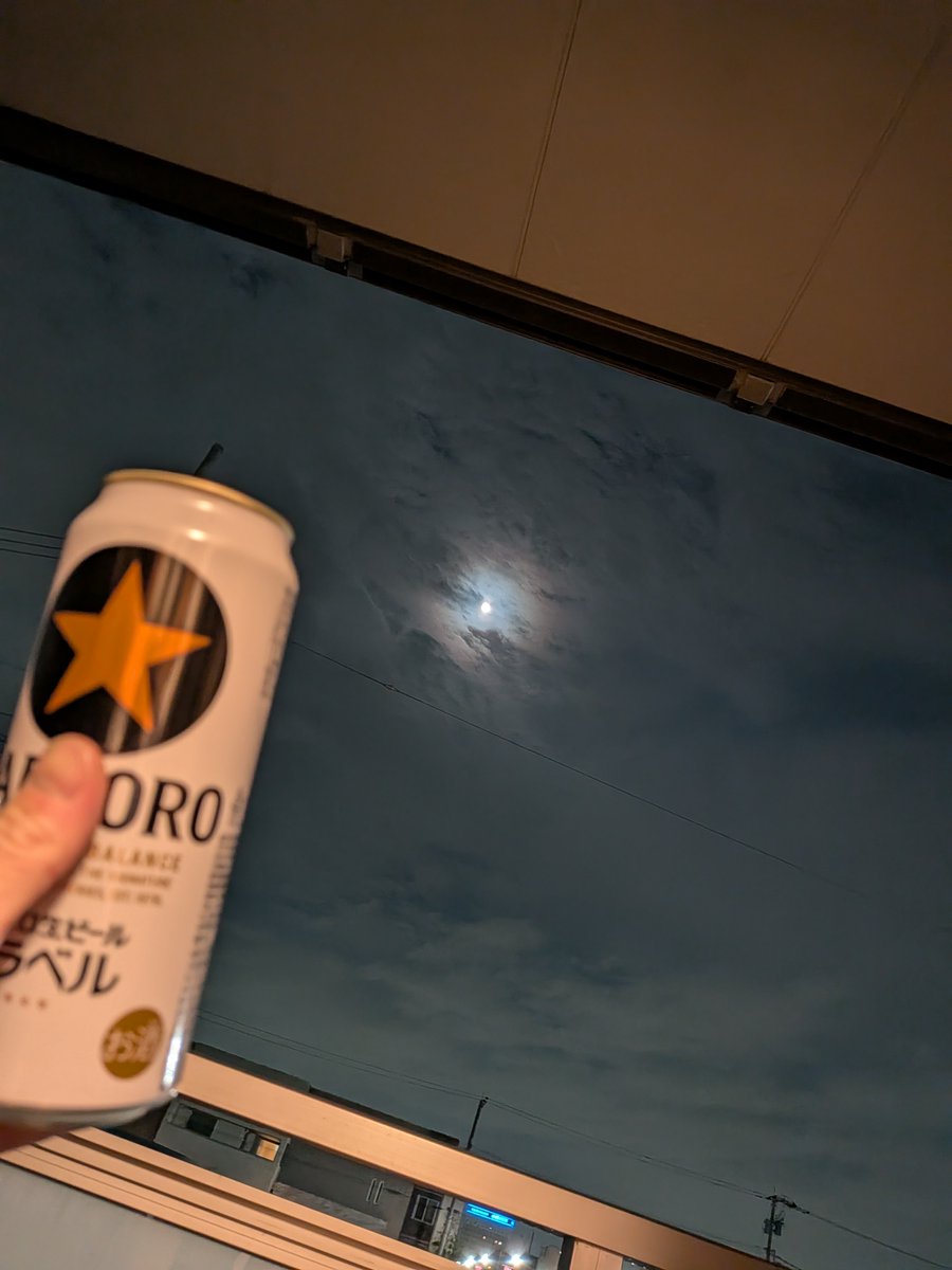 3takshot's tweet photo. 中秋の名月してる https://t.co/srUcZeLecq