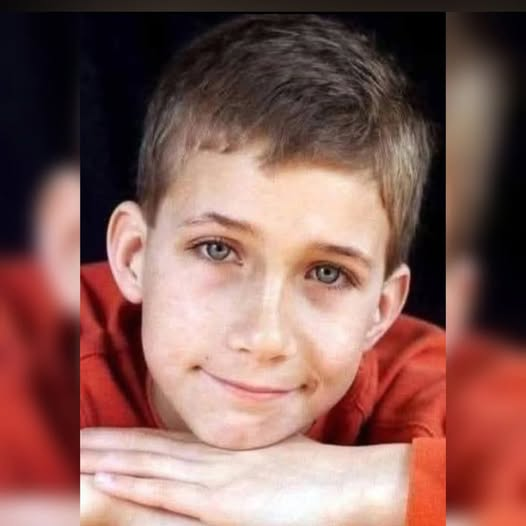 KateriSeraphina's tweet photo. Voici l’histoire du garçon qui a étanché la soif d’un demi-million d’Africains.
Il s’appelle Ryan, il est né au Canada en mai 1991.
Lorsqu’il avait seulement six ans, son institutrice expliqua à la classe comment vivaient les enfants en Afrique. Profondément bouleversé par le fait que certains mouraient de soif alors que lui n’avait qu’à tourner un robinet pour boire de l’eau claire, Ryan demanda à son enseignante combien il en coûterait pour offrir de l’eau en Afrique. Elle lui parla d’une organisation appelée WaterCan, capable de construire un puits pour environ 70 dollars.
À peine rentré chez lui, Ryan alla trouver sa mère, Susan, et lui dit qu’il avait besoin de 70 dollars pour acheter un puits aux enfants africains. Sa mère lui répondit qu’il devrait gagner cette somme par son propre travail, et lui donna des corvées qui lui rapportaient quelques dollars chaque semaine.
Peu à peu, Ryan réussit à économiser les 70 dollars et se rendit chez WaterCan. Mais là, on lui expliqua que le véritable coût du forage d’un puits était en réalité de 2 000 dollars. Susan fut claire : elle ne pouvait pas lui donner une telle somme. Ryan ne renonça pas. Il promit qu’il reviendrait avec la totalité de l’argent.
Il continua donc ses petits travaux dans le voisinage pour récolter des fonds. Sa persévérance inspira ses frères, ses voisins et ses camarades, qui se joignirent à lui. Ensemble, ils réussirent à réunir les 2 000 dollars nécessaires. En janvier 1999, un premier puits fut foré dans un village du nord de l’Ouganda.
Lorsque le puits fut achevé, l’école de Ryan s’impliqua à son tour et établit un lien avec l’école voisine du puits. C’est ainsi que Ryan fit la connaissance d’Akana, un garçon qui se battait chaque jour pour aller à l’école. Touché par son histoire, Ryan demanda à ses parents de l’emmener en Afrique. En 2000, il arriva dans le village où des centaines de personnes l’attendaient, formant une haie d’honneur et scandant son nom.
« Ils connaissent même mon nom ? » demanda Ryan, étonné.
« Tout le monde dans un rayon de cent kilomètres le connaît », lui répondit le guide.
Aujourd’hui, Ryan a 33 ans. Il dirige sa propre fondation et a déjà permis de creuser plus de 400 puits en Afrique. Il œuvre aussi pour l’éducation et enseigne aux habitants comment entretenir ces puits et gérer l’eau.
Alors que nous nous perdons si souvent dans des choses futiles, rien n’est plus juste que de rendre hommage à un véritable héros.