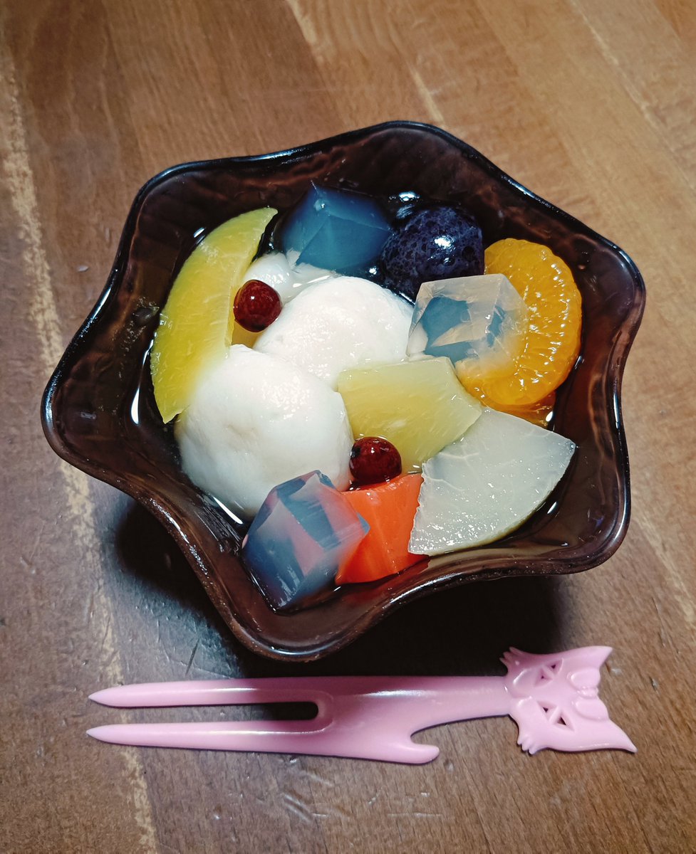 margo_cslab's tweet photo. お月見団子の代わりにフルーツ白玉を作った。65歳ぐらいのフォークを出してきた

#中秋の名月 https://t.co/ZxmGKVzByG