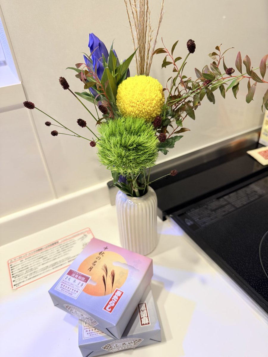 buseyaro_eb's tweet photo. お花もお月見仕様にしました💐
無事に着きが見えることを祈る！ https://t.co/TQTqed72lA