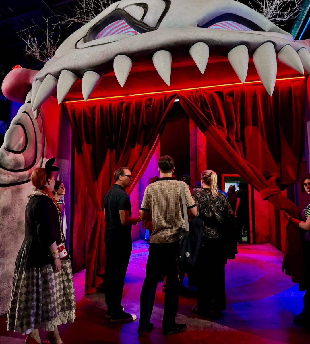 TimBurton_JP's tweet photo. 🎪開幕まで、あと２か月
￣￣￣￣￣￣￣￣￣￣￣
《#ティム・バートンのラビリンス》
　🎟️前売チケットが10万枚突破❗️

これまで6か国8都市を巡って100万人以上が来場した本展、
これほど早く10万枚に達したのは🇯🇵東京が初。

📅11月25日(水)開幕
迷宮へのチケットはこちら🔻
https://t.co/B3b22ivacC https://t.co/pIgncFfTFG