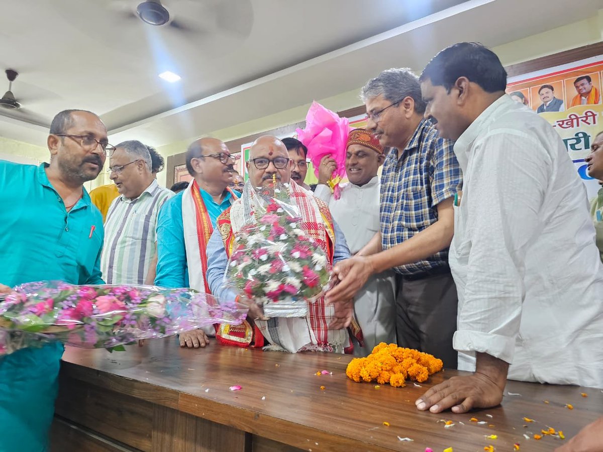 drramaramanbjp's tweet photo. भाजपा लखीमपुर के नवनियुक्त जिला प्रभारी, माननीय श्री विजय बहादुर पाठक जी के लखीमपुर प्रथम आगमन पर जिला भाजपा कार्यालय में उनका आत्मीय स्वागत एवं अभिनंदन किया तथा पुष्पगुच्छ भेंट कर हार्दिक शुभकामनाएँ प्रेषित कीं। #lakhimpur #vijaybahadurpathak
#JilaPrabhari @vijaypathakbjp https://t.co/I7A3zyzxNt