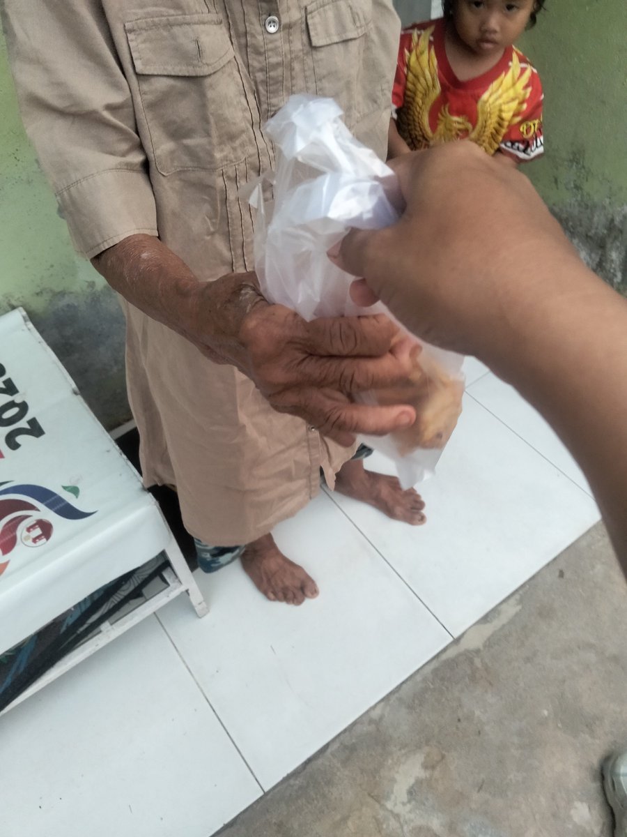 clarisanusa's tweet photo. Ada titipan cireng 90 cireng , 
Alhamdulillah 60 udah dibagiin,dr kakak @Kookvan_ @sty_wt
Dan Kaka yg gak mau di tag namanya 
Terima kasih kakak udah berbagi 
Terima kasih udah jajan di nusa 
Lancar rejekinya kakak 
Ammminnn https://t.co/sh8IejRoSI