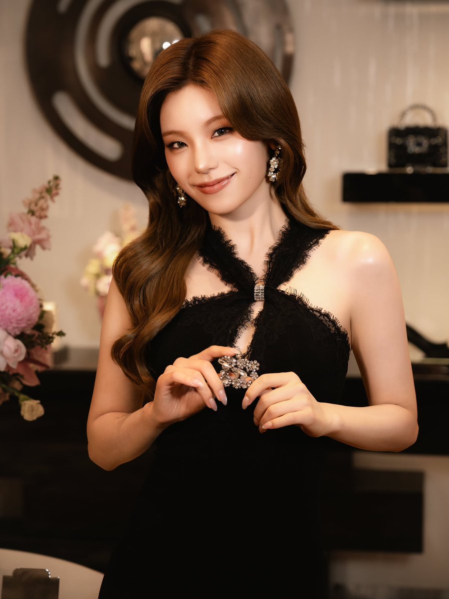 yeji_news's tweet photo. 260925 © Roger Vivier Instagram Channel

Discover YEJI’s top 3 picks from the new Jakarta boutique.

SEJUTA PESONA YEJI x ROGERVIVIER
#YEJIxRogerVivierIndonesia https://t.co/hhvsRq2B7i