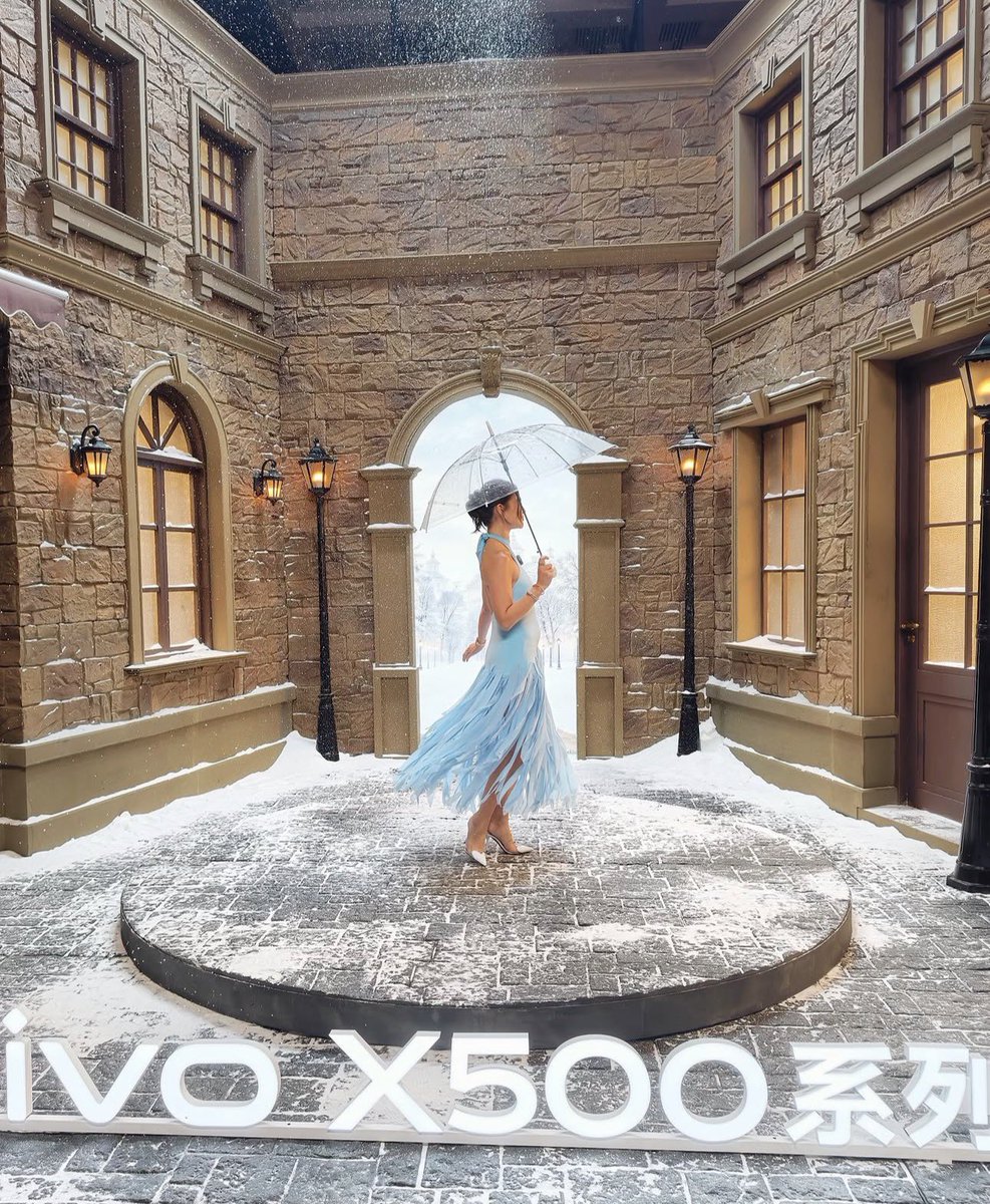 SuperACStan's tweet photo. Mama mo blue @annecurtissmith 💎

Multimedia superstar #AnneCurtis flew to Shanghai, China for the launch of #VivoX500 series ✨

#Vivo 
#VivoPhilippines https://t.co/CTiTJQs7SK