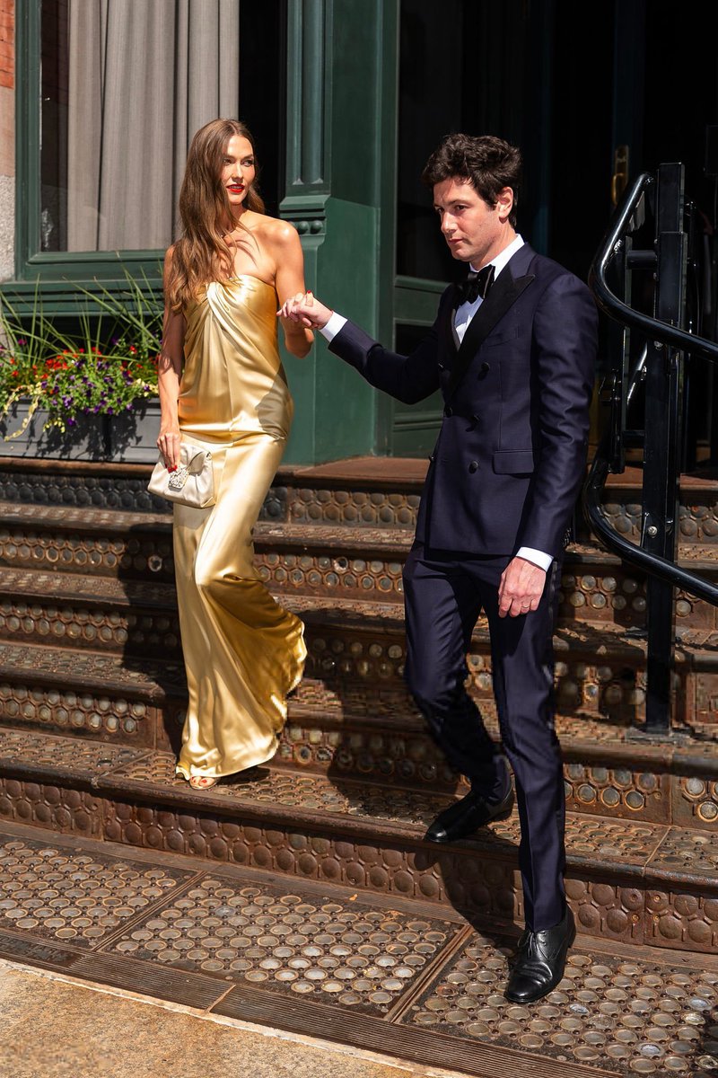 folkdaiisy's tweet photo. lookin' at you like you're made of solid gold never official https://t.co/sZdaaxXdGR