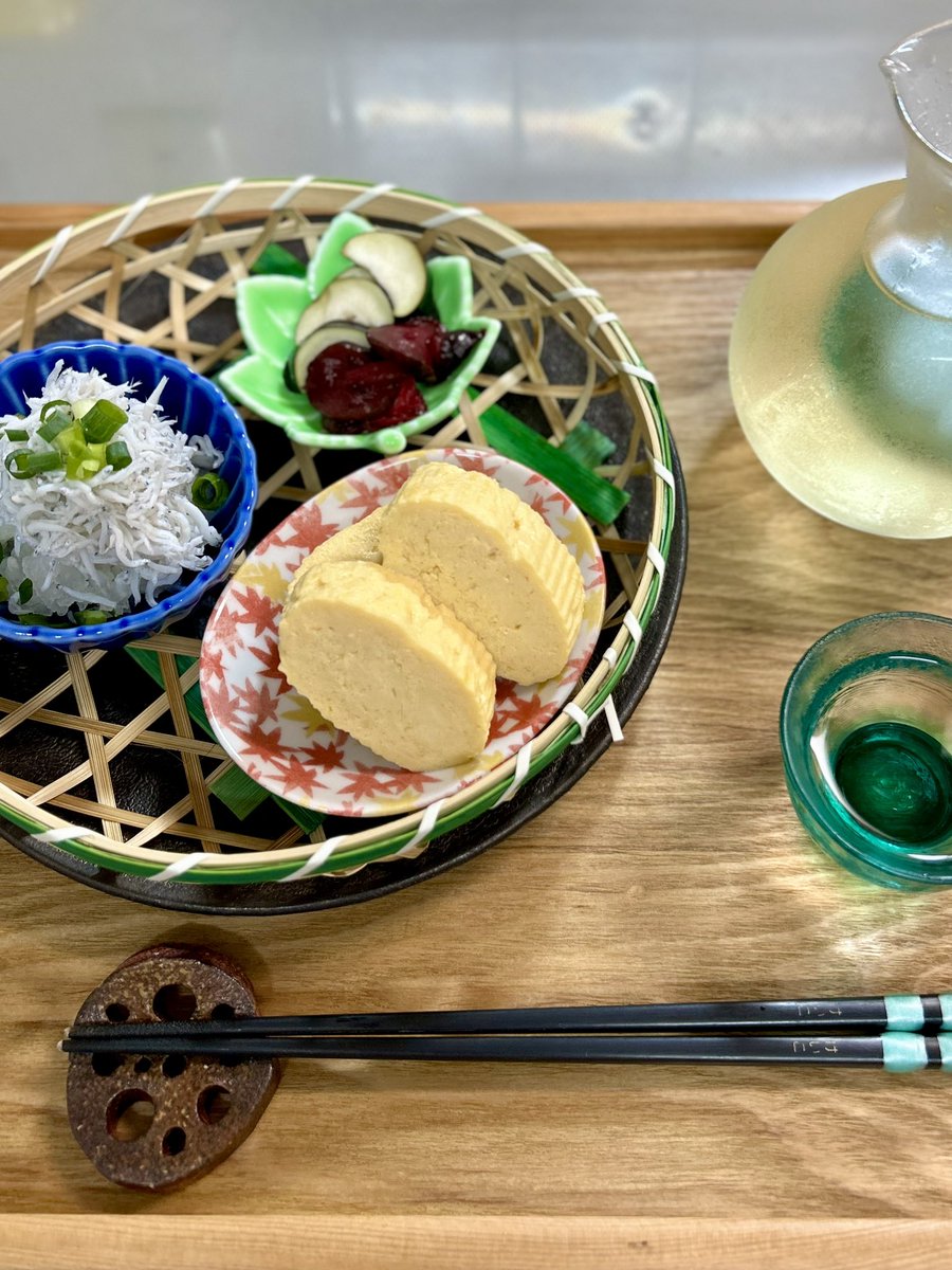 keikocooking's tweet photo. 今日は暑かったから、お酒は冷酒にしましょう

つまみは
しらすおろし、だし巻き玉子、漬け物 https://t.co/UMoBvjK196