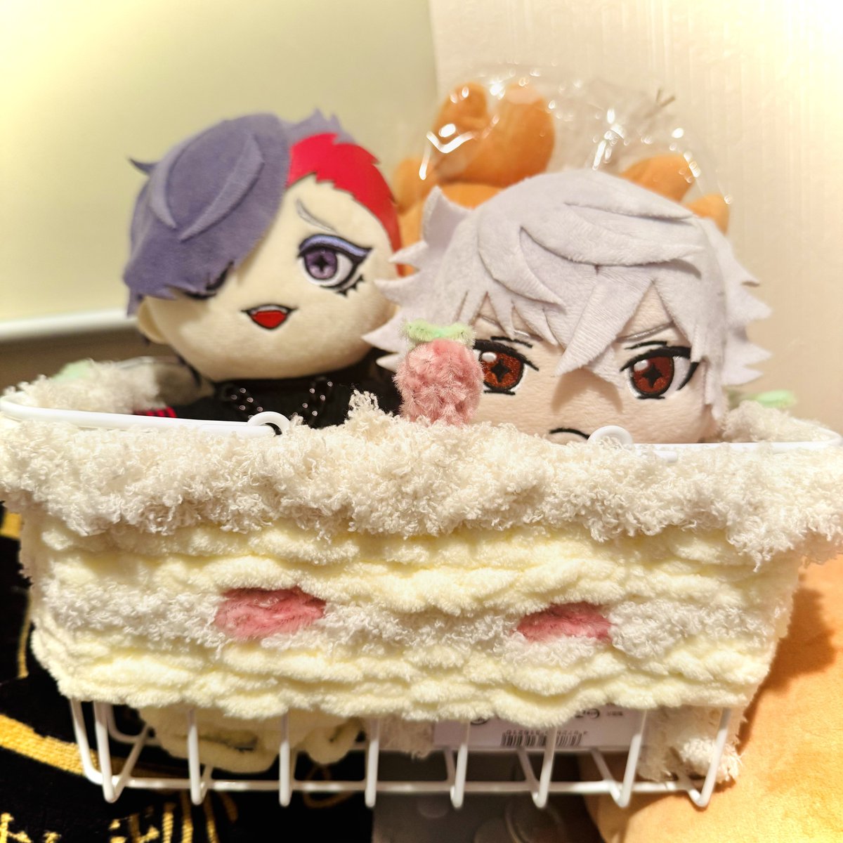 na_jatan's tweet photo. カゴ���毛糸をてきとうに着けようとしてたら、なんとなく編めてたからケーキにした🍰
苺はモール。
立体にしたけど写真だと解らないね。
手芸は色々やるけど、編み物だけは全く上手くならないから毛糸とは一生分かり合えない😑
iPhoneがこの写真をデコレーションケーキ判定してくれて嬉しい(笑) https://t.co/OCppN2A7lH