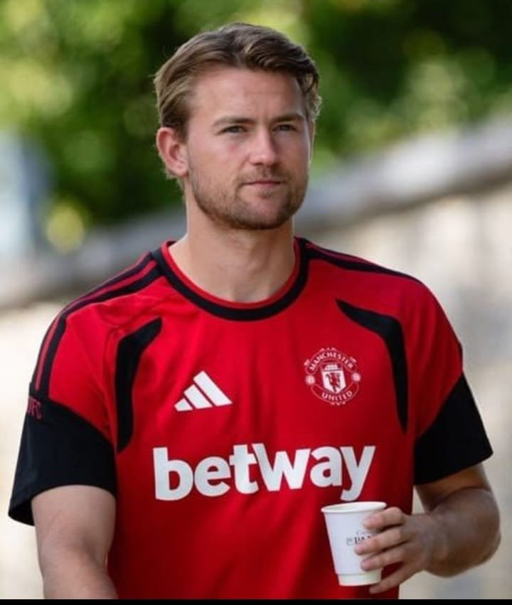 flavoumOva's tweet photo. Big fitness boosts for Carrick after the international break🚀. Matthijs deligt &amp; Carlos Baleba are expected to start vs Tottenham,
Amad Diallo will hopefully be back too. Will Deligt and Baleba coming back fix our defensive issues or will our full back problems still cost us? https://t.co/Q1hoCS6Dpu