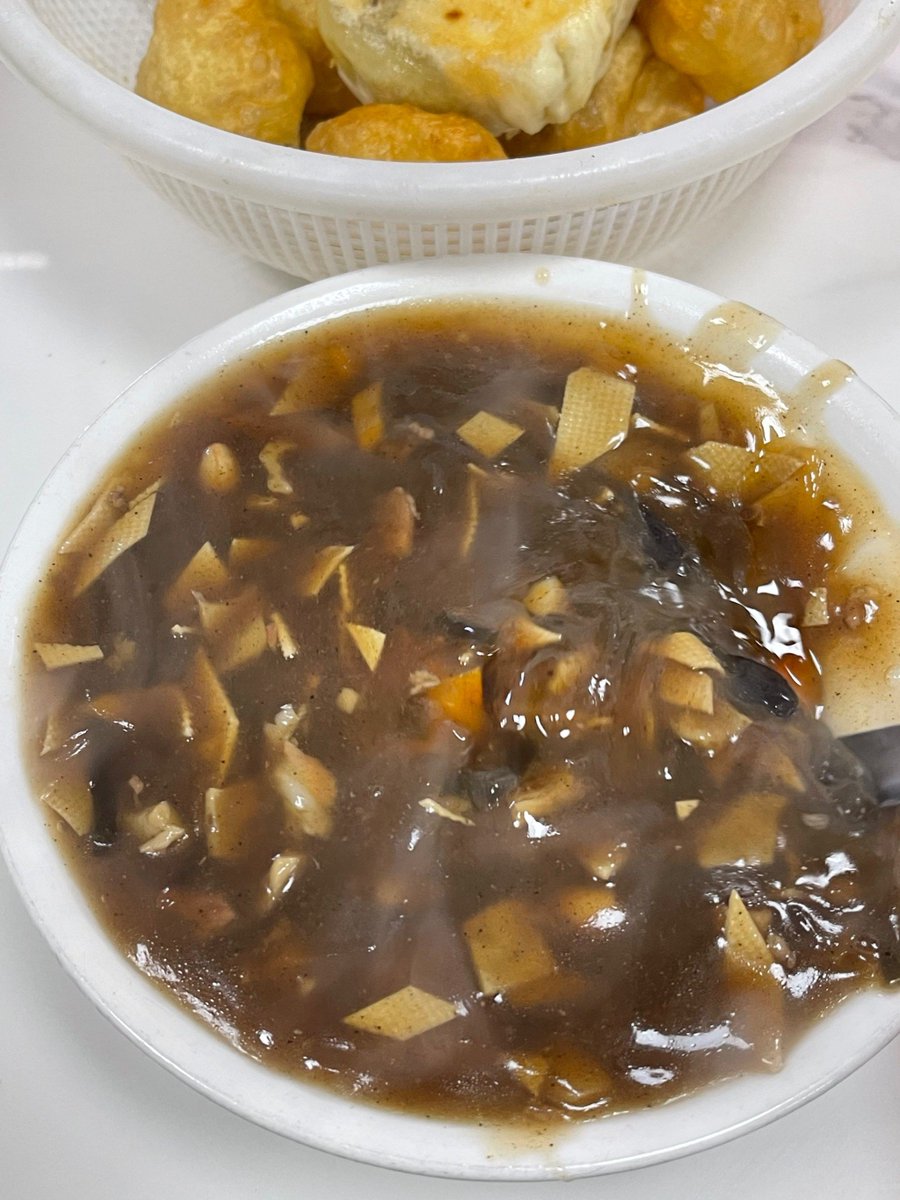 Taufik12018580's tweet photo. Today I had the most comforting meal at Tang Huiwen Dun's stall – warm soup, fluffy steamed buns, and tender meat fills every bite! https://t.co/3yq4pZKYP8