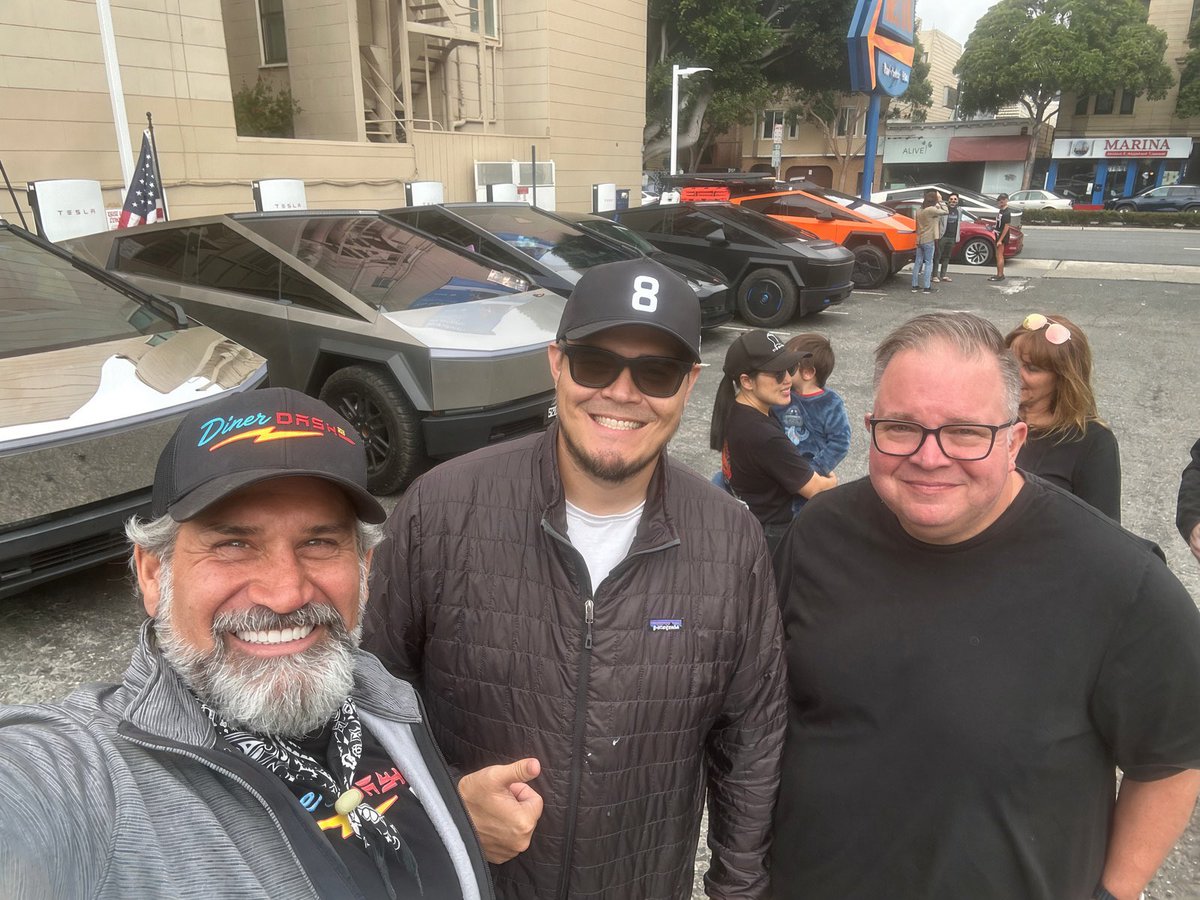 MrCyberdyne's tweet photo. @Its_EV_John @laughingorgasm @teslaownersSV &amp; me all in one pic! - Who predicted that just plugging up would create such community?! @DinerDash2026 https://t.co/rWhyCTJoBH