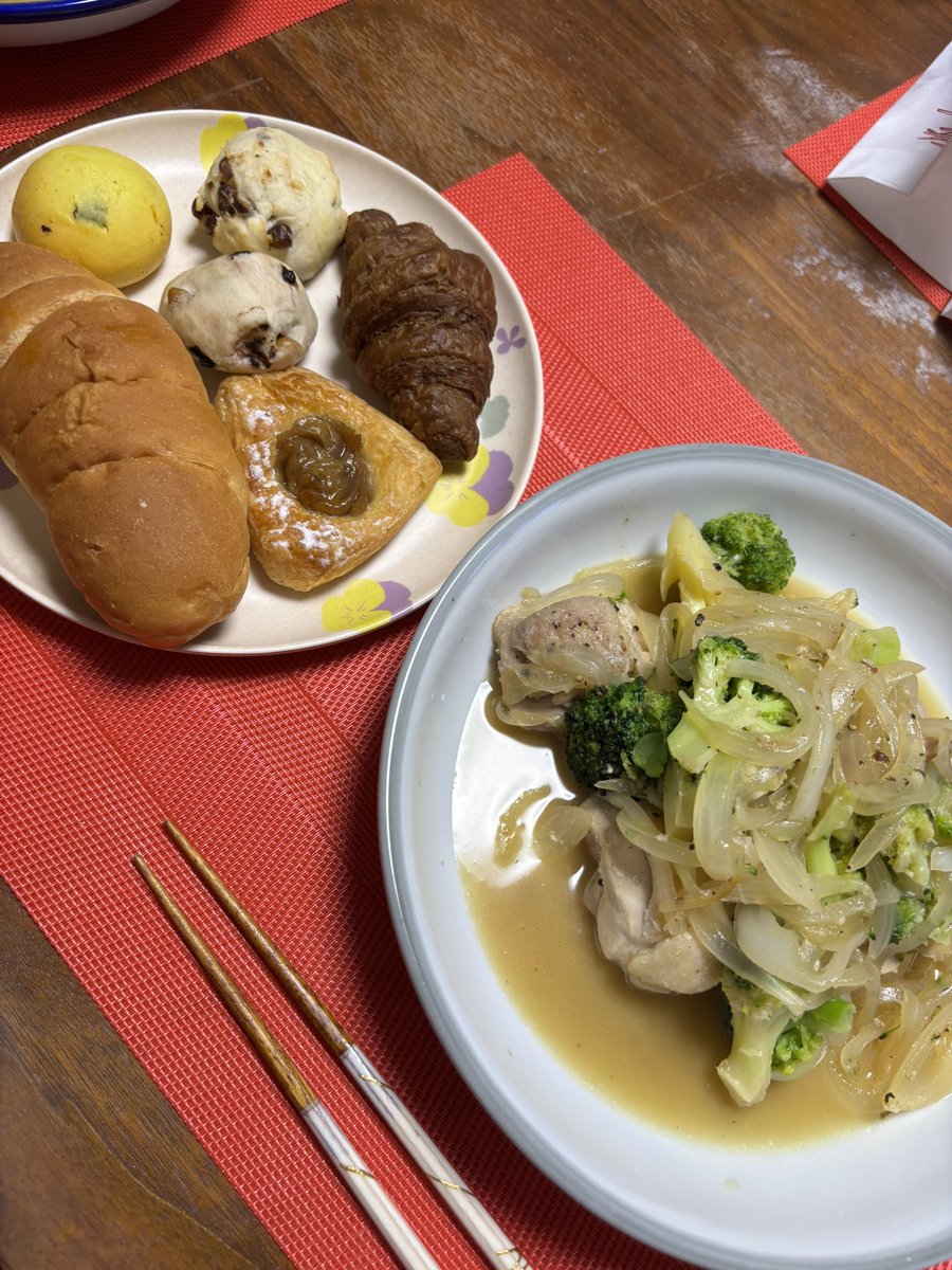 ktkskp475's tweet photo. 3年ぶりの愛媛帰省は、あっという間！
①お土産の量が笑
②松山はパン激戦区！
　めちゃくちゃ持って帰った笑
③八幡浜ちゃんぽん！！うま🤤
④大好きなものを作ってくれた姉上
帰るとまた帰りたくなる家族愛。
でも、大阪も第二のふるさとになってる。
待ってくれてる人がたくさんいて嬉しいなあ。 https://t.co/Bc6KytfzYc