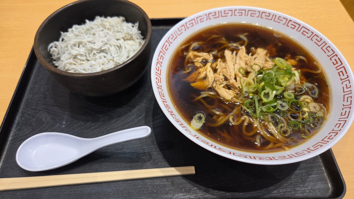 yusuke5011's tweet photo. ばんめち休憩
紀ノ川ブラックラーメンとしらす丼
和歌山ラーメンとは別モノらしい。
色の割には、あっさり醤油味でした😋 https://t.co/8fmZ751s9W