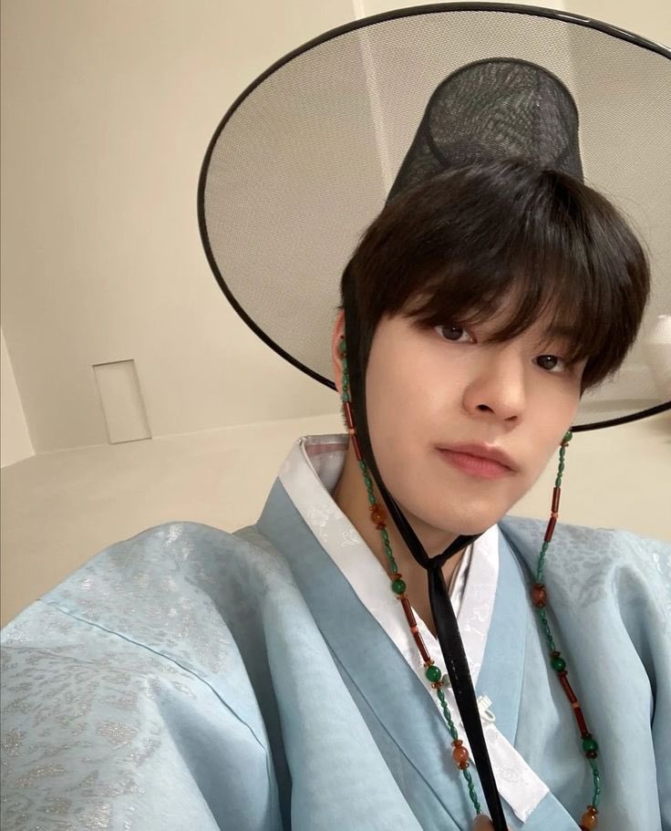 sminiverse_'s tweet photo. 블루 한복 승민 도령 성장과정 셀카 너무 좋아 엄청 잘 컸어 🥹 https://t.co/sZ3Ai3QMQS