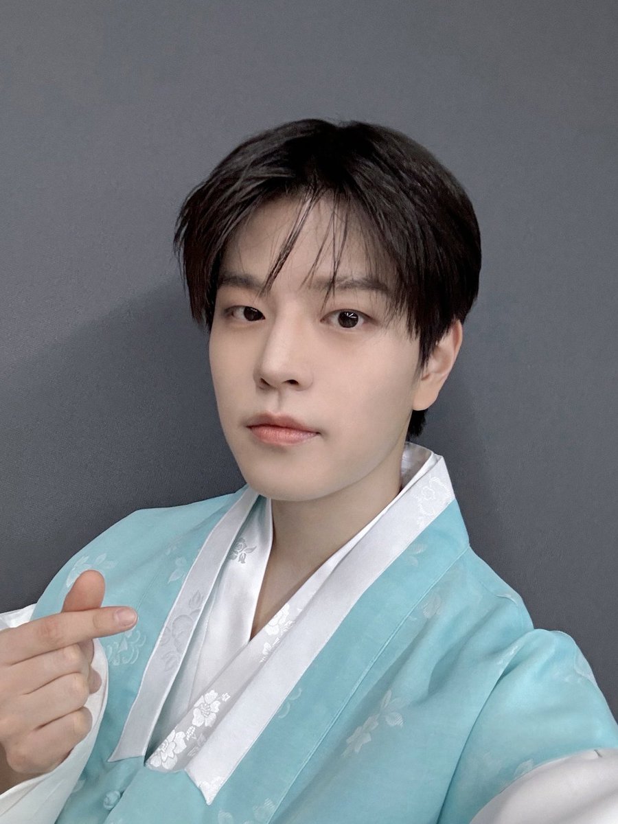 sminiverse_'s tweet photo. 블루 한복 승민 도령 성장과정 셀카 너무 좋아 엄청 잘 컸어 🥹 https://t.co/sZ3Ai3QMQS