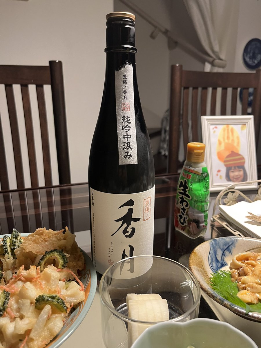 chieina's tweet photo. お疲れ様でした。体調もすっかり良くなりました。日曜日の大会に向けて明日はテニス🎾練習できると良いなぁ。
今晩は中秋の名月🌕なので、長野大信州の香月とかき揚げ、ヒラメとイワシのお刺身で宴会🥳
良い週末を！🍀 https://t.co/mkeh9cxpxZ