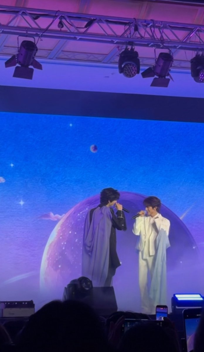 XYSTLEE00's tweet photo. Happy wedding guys🥺💜💙 https://t.co/l7MUXRPQBU