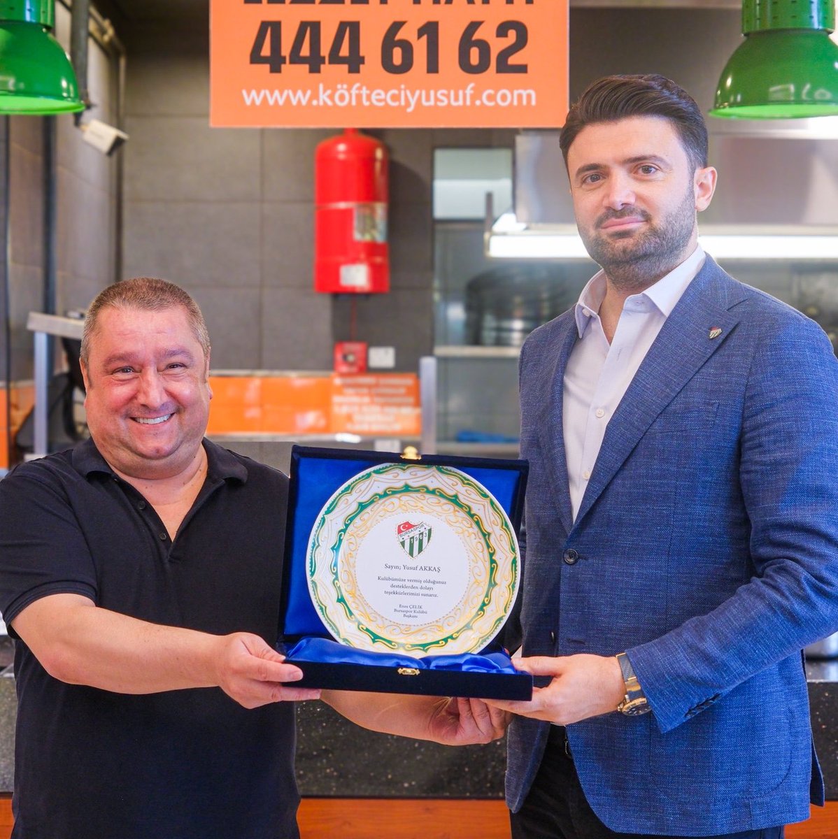 sportbpt's tweet photo. Köfteci Yusuf’un sahibi Yusuf Akkaş, Bursaspor’un yardım kampanyasına bağışta bulundu.

— Bağış miktarı bilinmiyor. https://t.co/L8Uxd8alQn