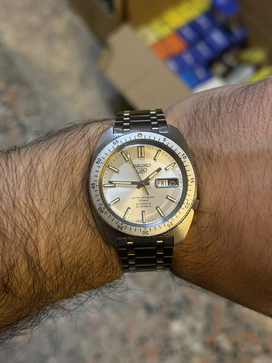 BurakErolmez's tweet photo. Seiko 5 ama eski orijinal 5’lerden hem de limitli yani 9.999 limited’a ne kadar limited denirse o kadar limitli😁 https://t.co/jdQ6v1wDyS