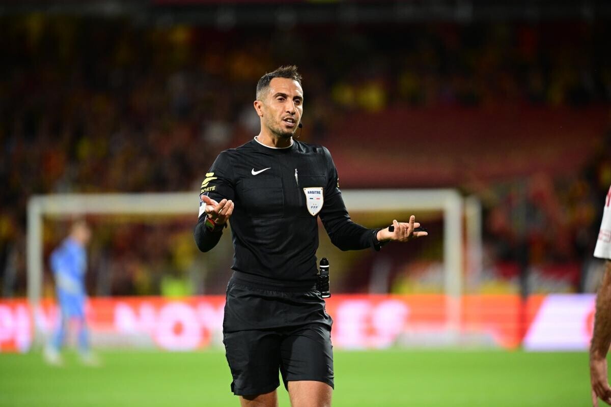 lequipe's tweet photo. INFO L'ÉQUIPE. ➡️ https://t.co/EXNaOiYZ41
Le Conseil de discipline de la FFF a classé sans suite le dossier de l'arbitre Abdelatif Kherradji, condamné le mois dernier à six mois de prison avec sursis pour violences conjugales. Selon sa défense, Kherradji va donc « très vite retrouver le terrain ».