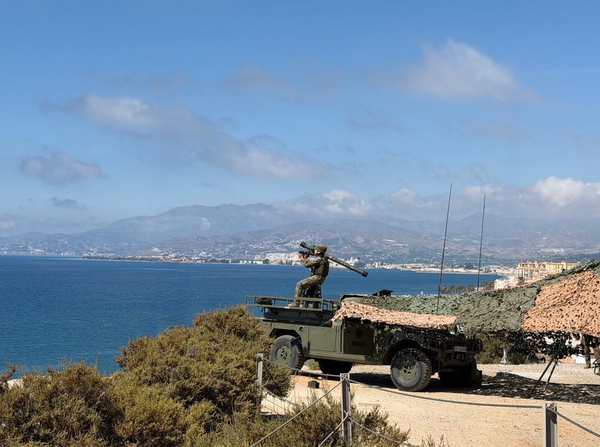 EMADmde's tweet photo. 🪖Más de 1.800 militares del Ejército del Aire y del Espacio, Ejército de Tierra y la Armada han participado en la activación #EagleEye 26-03.
🪖En el marco de las Operaciones de Presencia, Vigilancia y Disuasión #OPVD, medios aéreos, terrestres y navales han realizado misiones aéreas defensivas de respuesta a incursiones y movimientos de aeronaves y drones no identificados.
🪖El objetivo: garantizar y reforzar la vigilancia del espacio aéreo de soberanía e interés nacional. #MOPS
@Armada_esp @EjercitoTierra @EjercitoAire