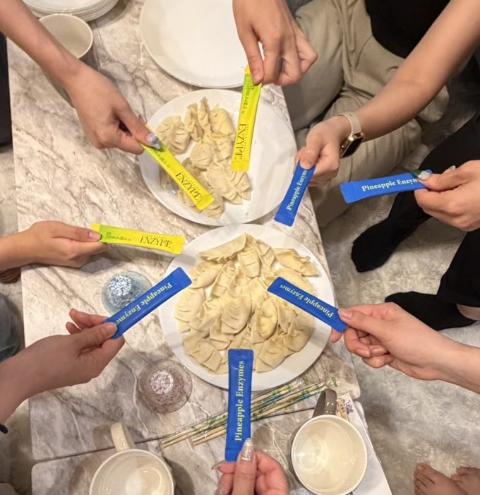 mtkdx_miyong's tweet photo. まゆちゃん（@chi_kawa_pon ）主催の第二回ぎょうざ🥟の会参加してきました🫶💕
みんなで作って食べる餃子は最高に美味しい😋✨みんなで持ち寄った惣菜ほぼ茶色で最高すぎる🤣ほぼ初めましてのメンバーやけど話も弾むし楽しすぎた🥹✨
むーんず最高☺️✨✨

#むーんず
#ぎょうざ製作委員会 🥟 https://t.co/yNMhlQIpBy