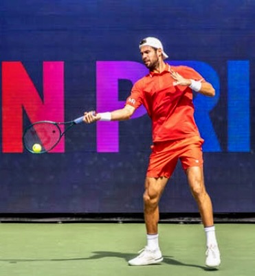 ArlenDublevzv2's tweet photo. Karen Khachanov unleashes a powerful forehand at the US Open. https://t.co/oAMVb6kZLj