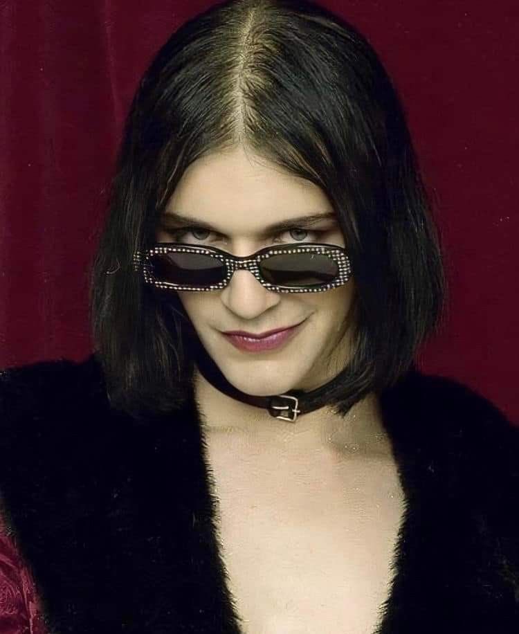 scaredofgrrrls's tweet photo. i don’t know if i want to be her or be with her https://t.co/asK4EMwMbN
