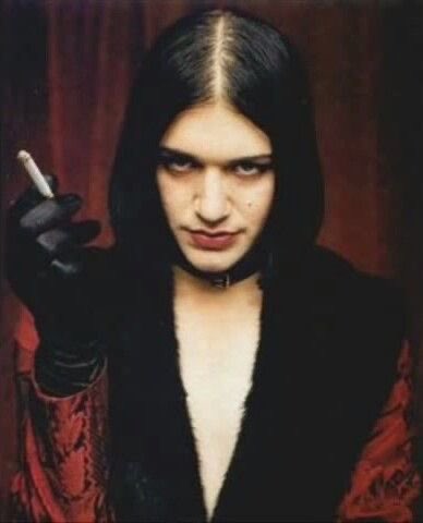 scaredofgrrrls's tweet photo. i don’t know if i want to be her or be with her https://t.co/asK4EMwMbN